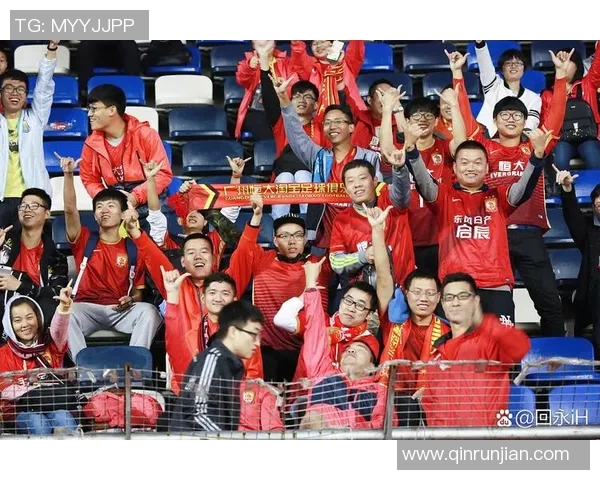 足球明星们齐聚一堂互相合照展现友谊与团结的精彩瞬间